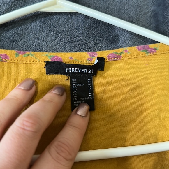 ❣️3/$30 FOREVER 21 long sleeve crop floral top - Picture 4 of 8